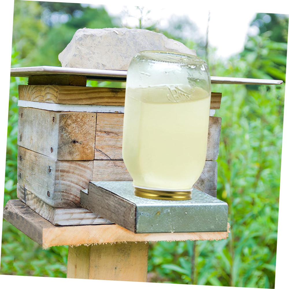 Levemolo metal lid design pairs with beehive entry feeders for a tidy setup