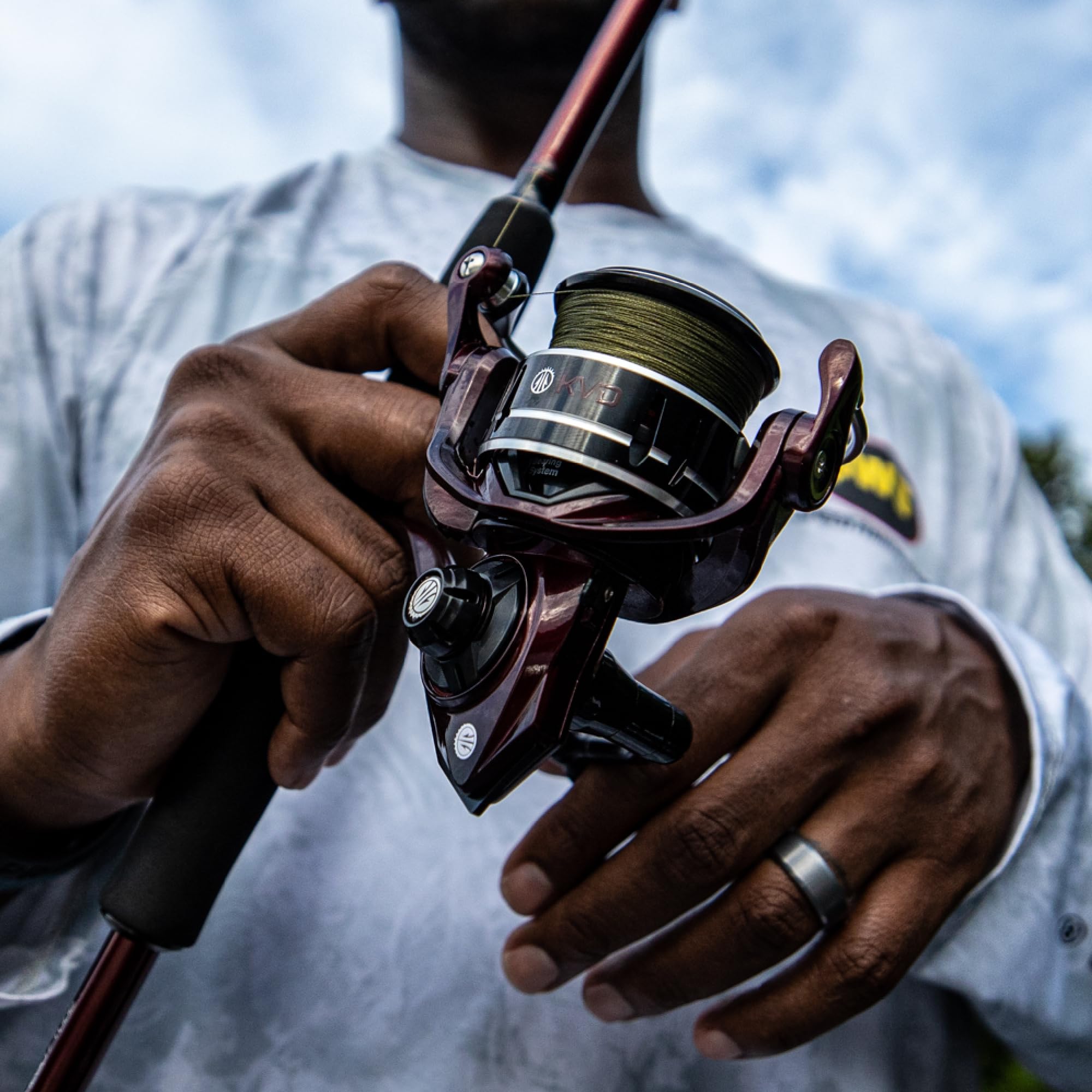 Lew's KVD400 reel shows reversible retrieve for left or right-handed fishing setups.