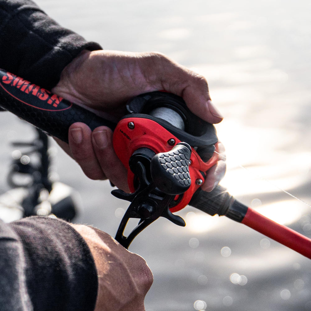 Lew's MACH Smash reel combat grip knobs provide confident handling.