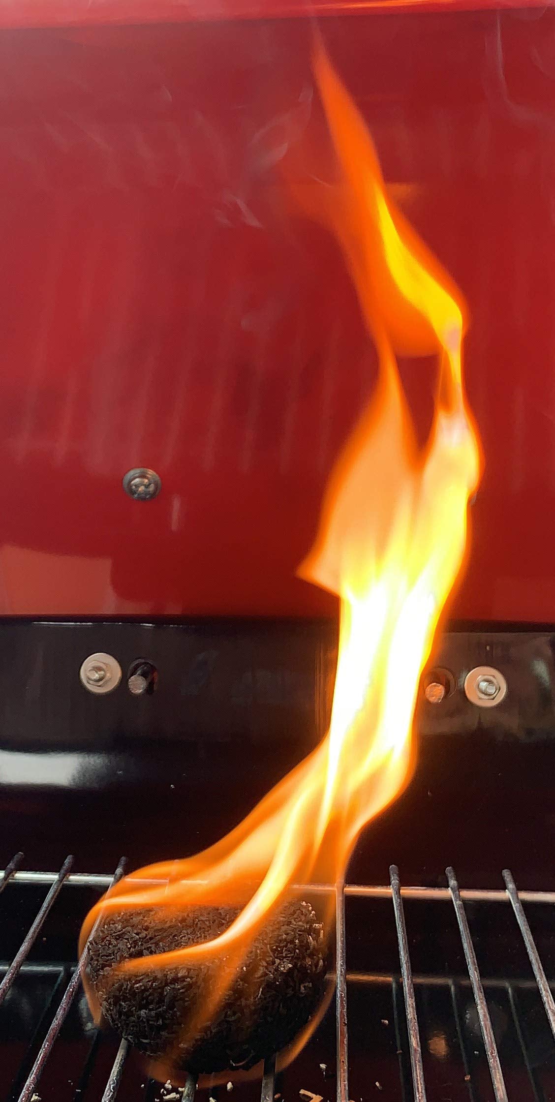 Residue-free burn with Lightning Nuggets made from pitchwood sawdust and paraffin wax