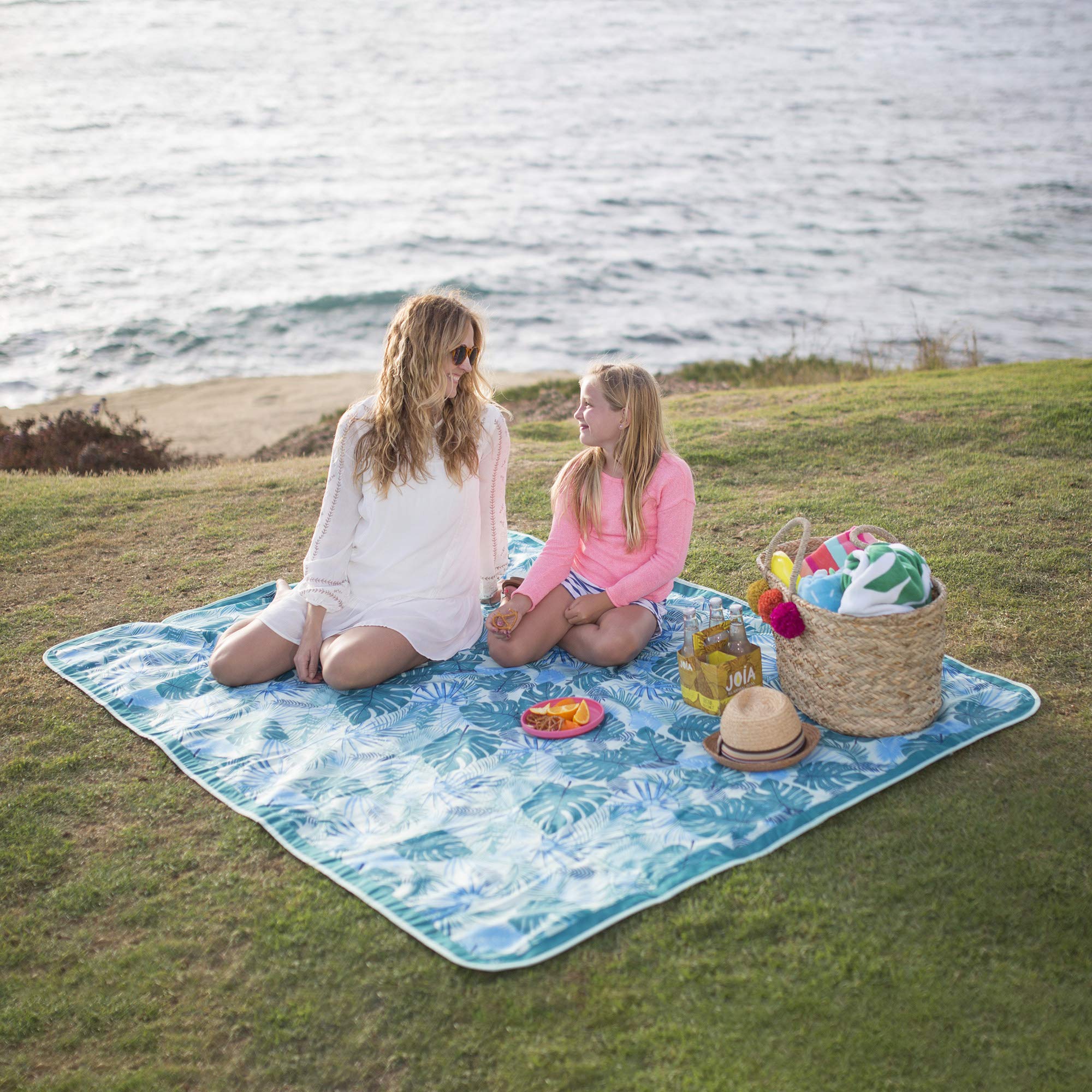 Lightspeed Outdoors XL blanket with adjustable strap for easy transport