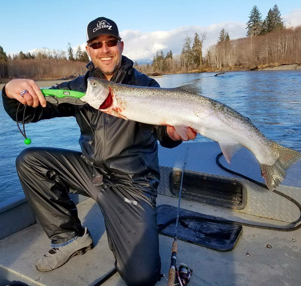 LINE CUTTERZ handy-lanyard adds security during boat trips.