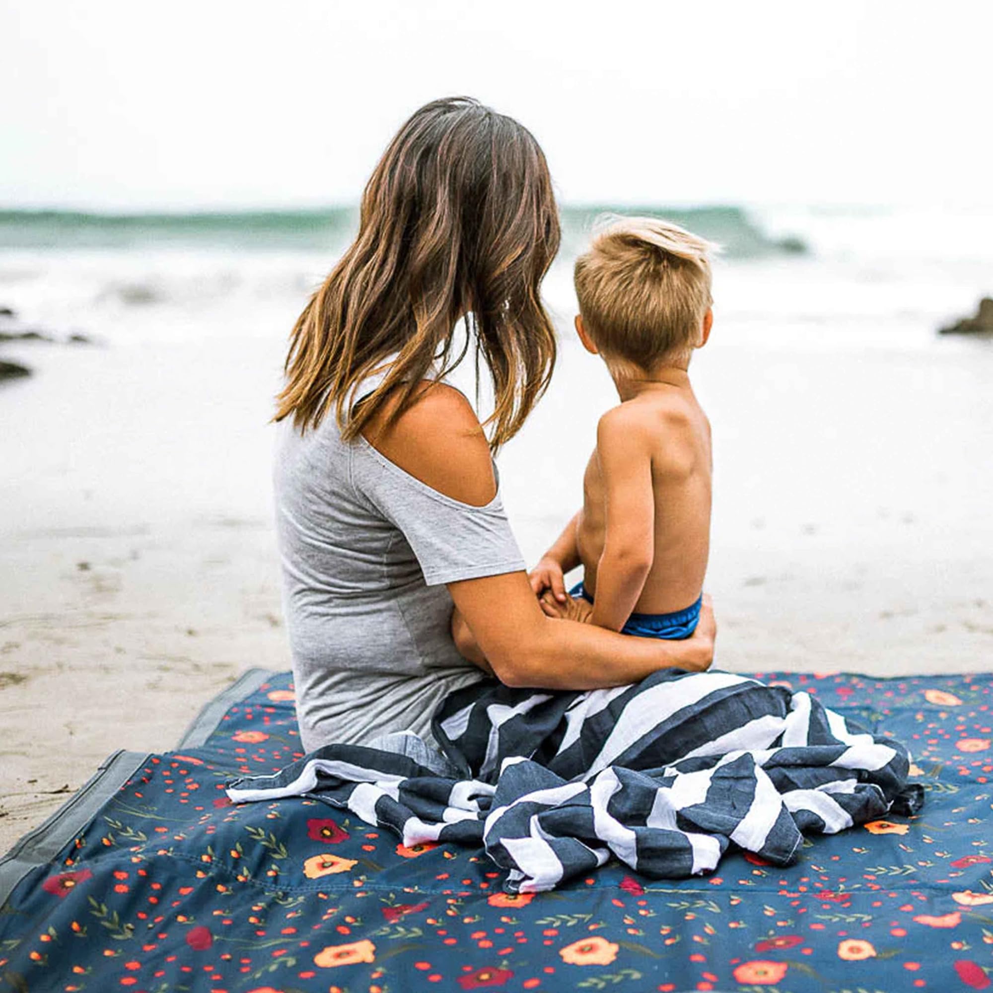 Little Unicorn picnic blanket midnight poppy open layout ready for beach.