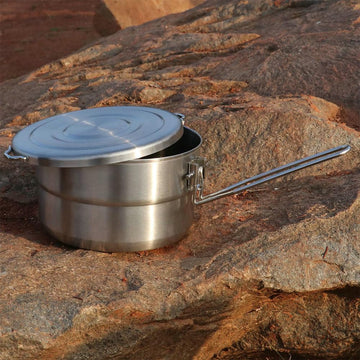 Lixada pot with scale marks to monitor water or portions.