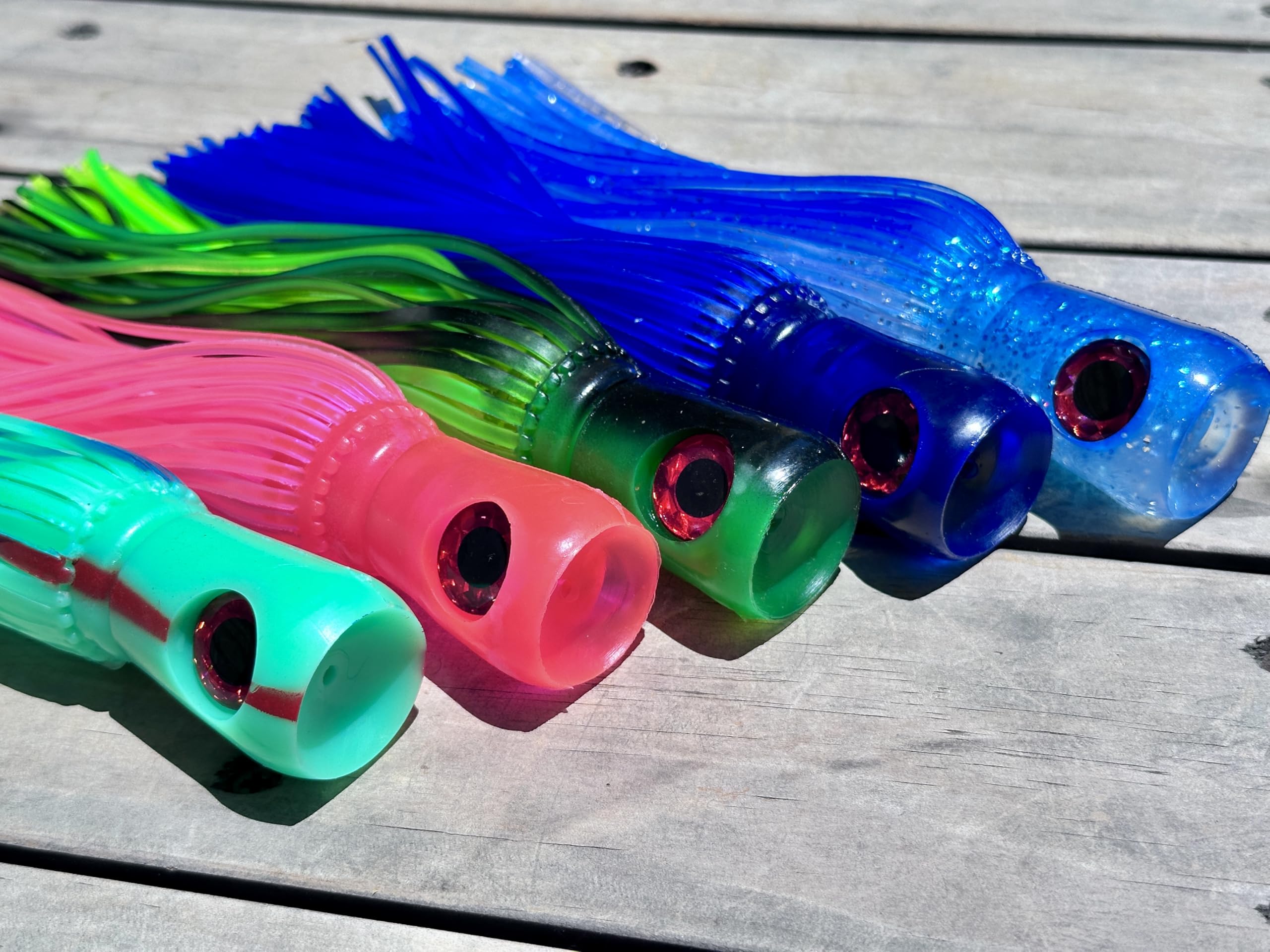 Brand origin note: designed in USA, manufactured in China for durability in green-black