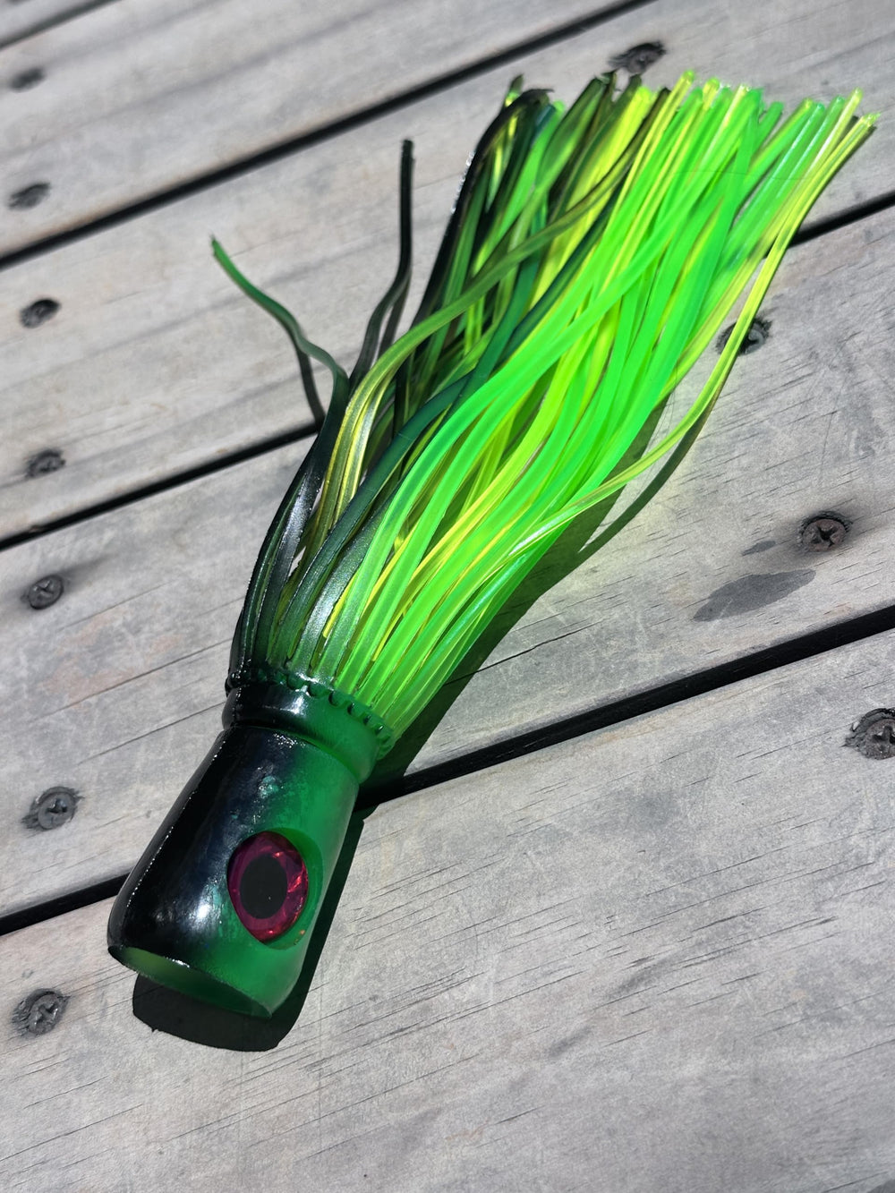 Use as teaser behind squid chain to improve spread in green-black