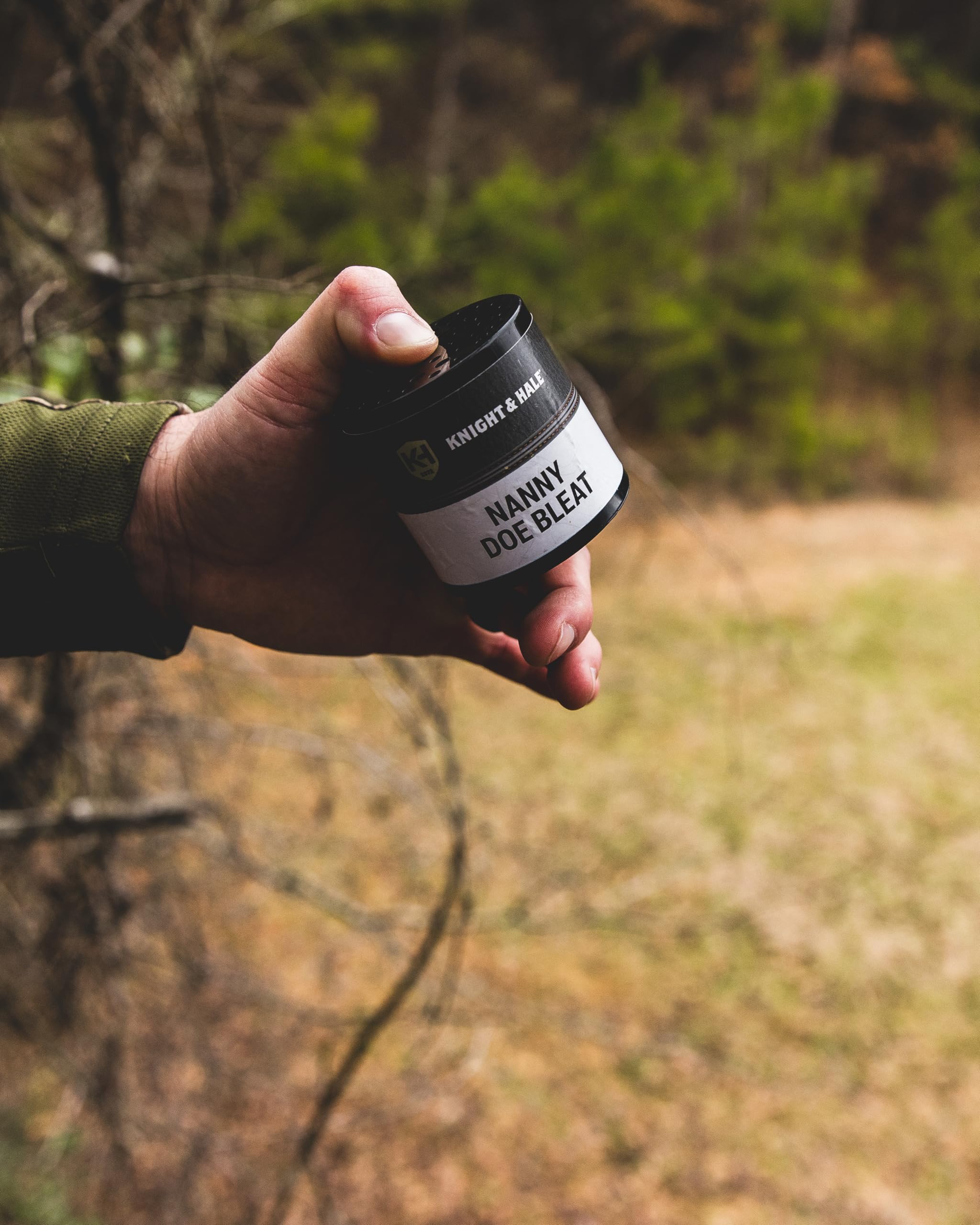 Deer locating and drawing with gravity doe bleat call in field