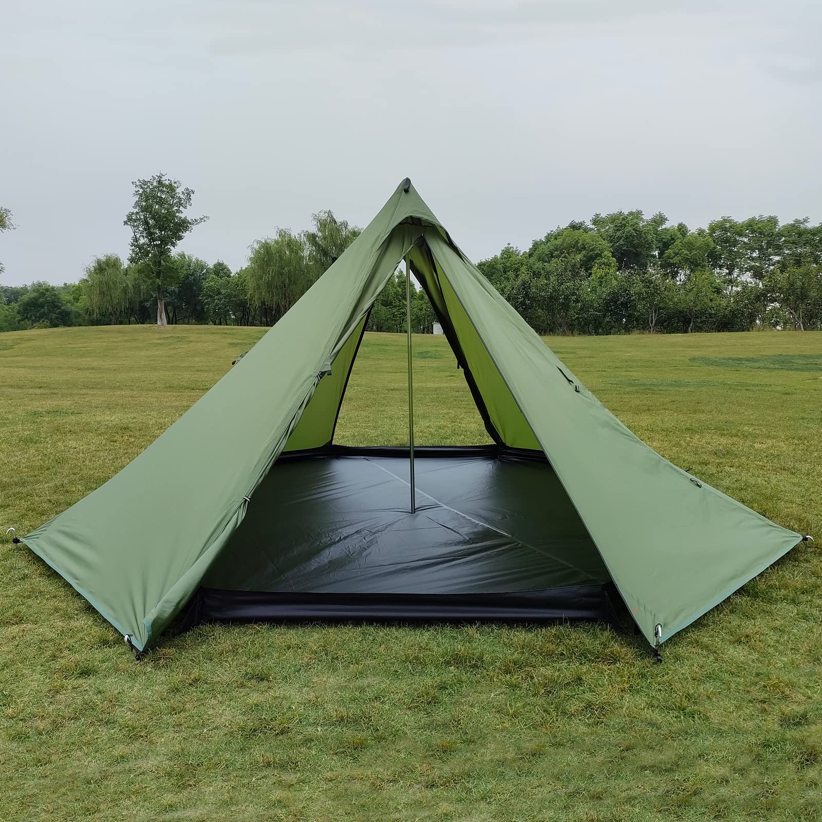 Longeek octagon picnic blanket provides tent-floor coverage for a clean interior.