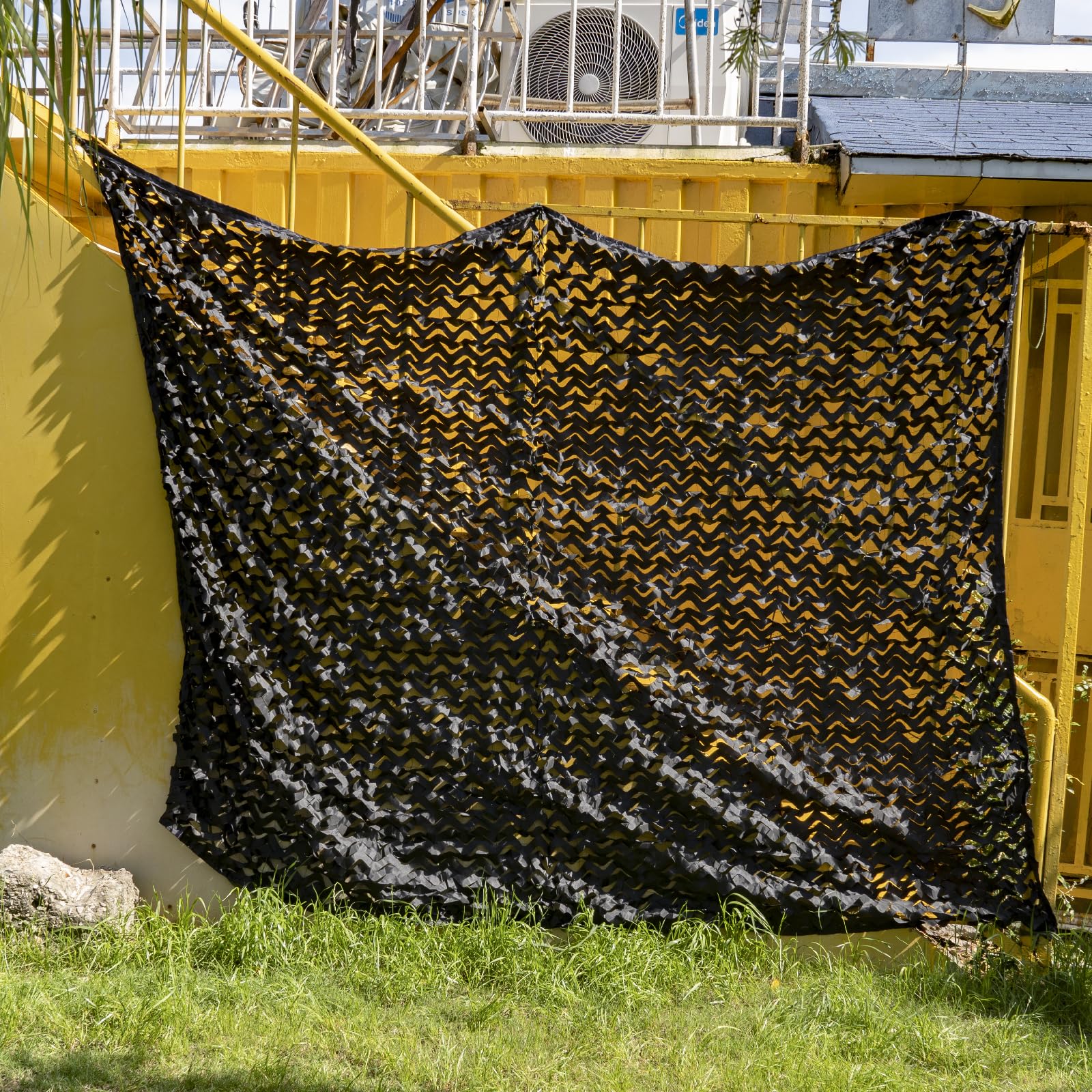 LOOGU camo netting quick-drying fabric close-up for effortless post-use cleanup.