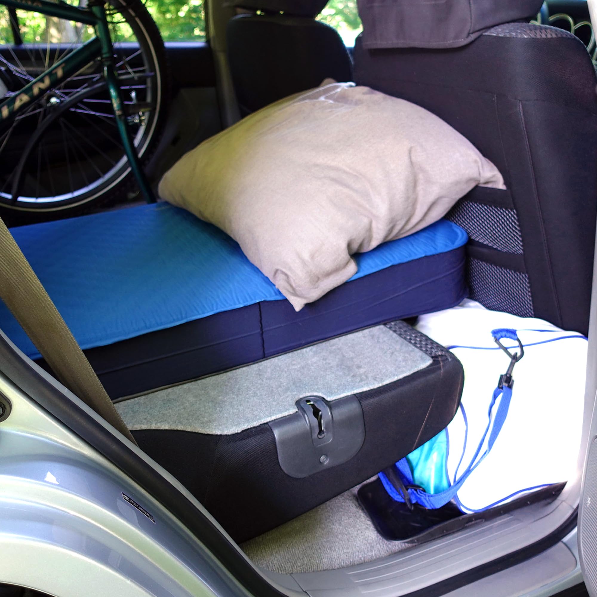 LOSTHORIZON air-foam mattress outdoors on campsite demonstrates stable sleep surface