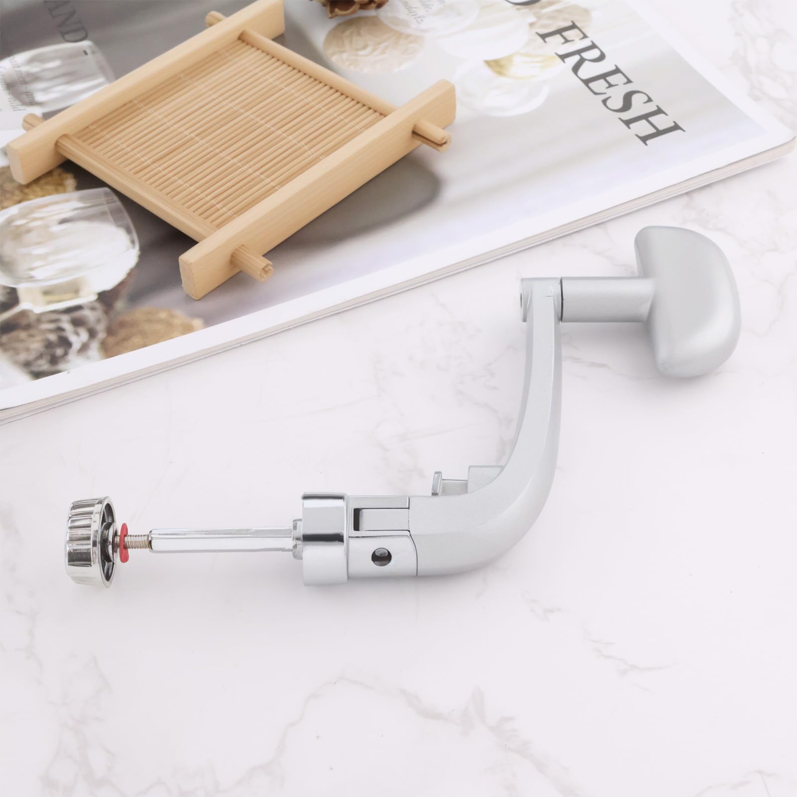 Easy installation of reel handle without tools