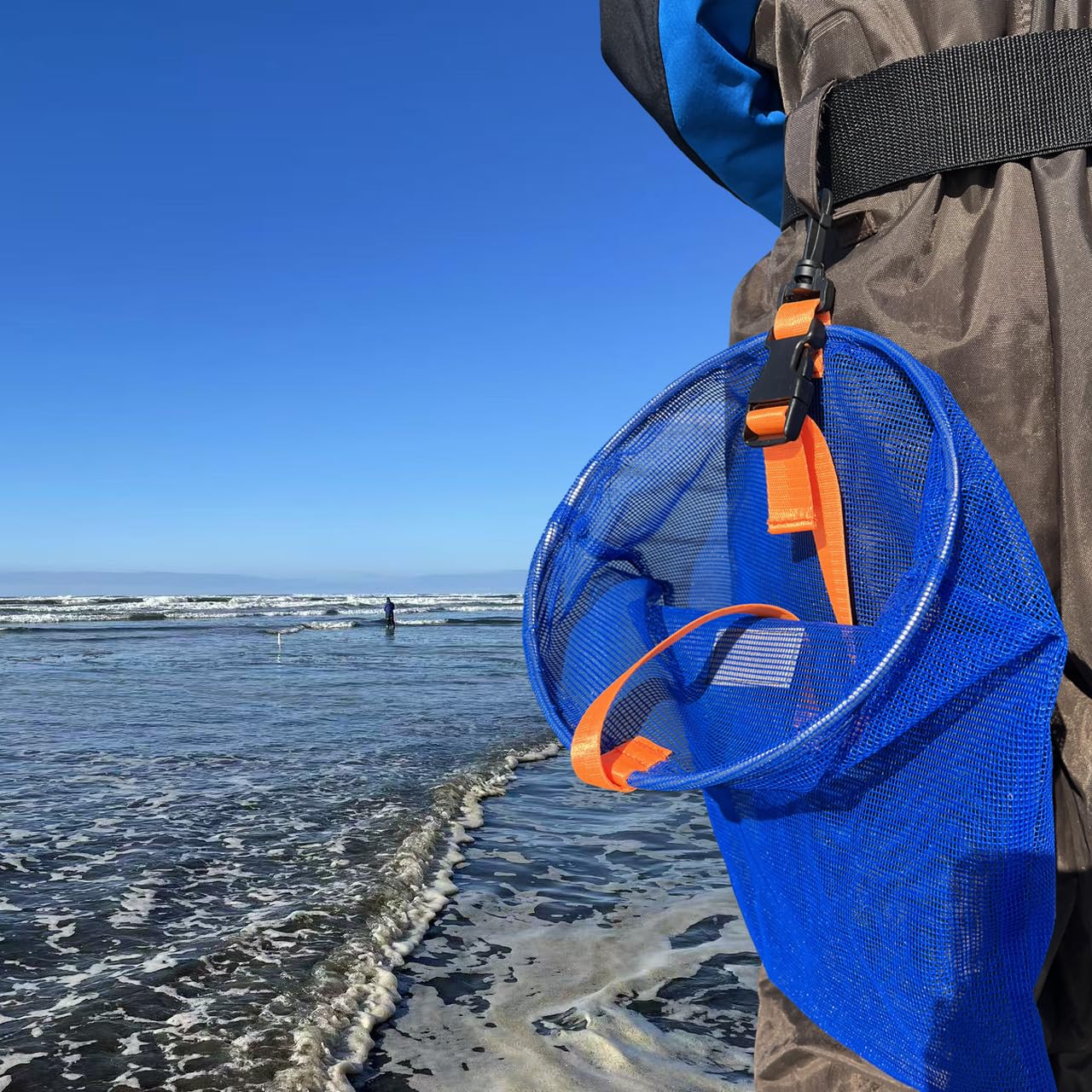 Carabiner clip secured to the bag for hands-free carry