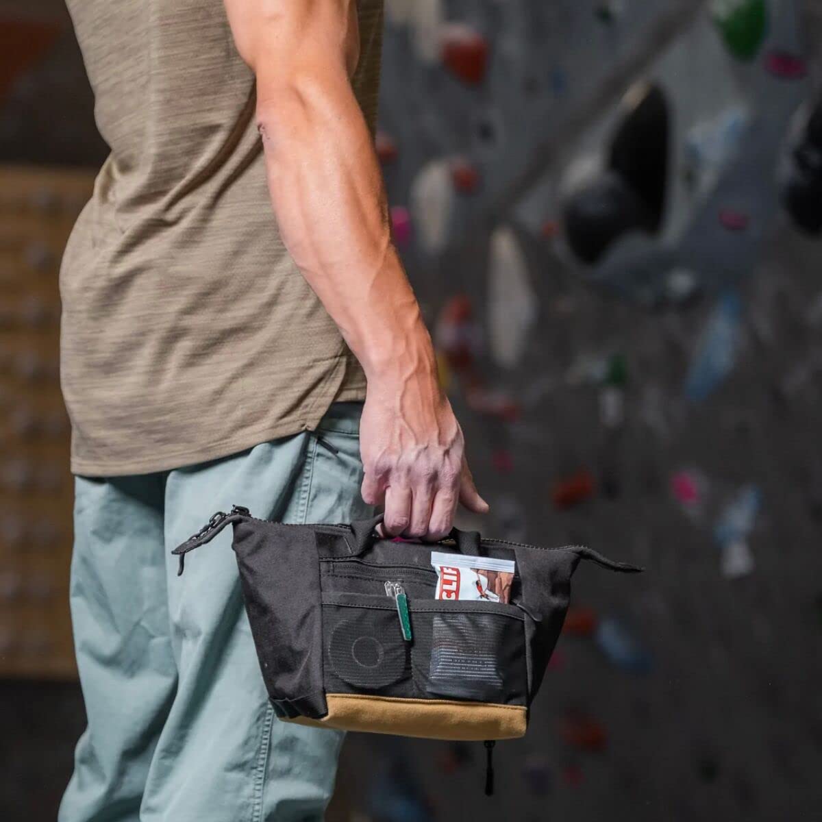 Mad Rock Hanger Chalk Pot Black 0 — internal plush liner supports even chalk distribution
