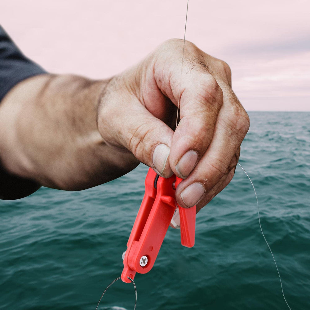 MagiDeal quick-release clip for easier rigging in rough seas.