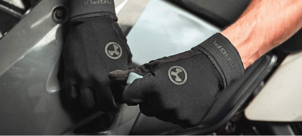 Magpul Technical Glove 2.0 three-finger touchscreen demonstrates device use without removal