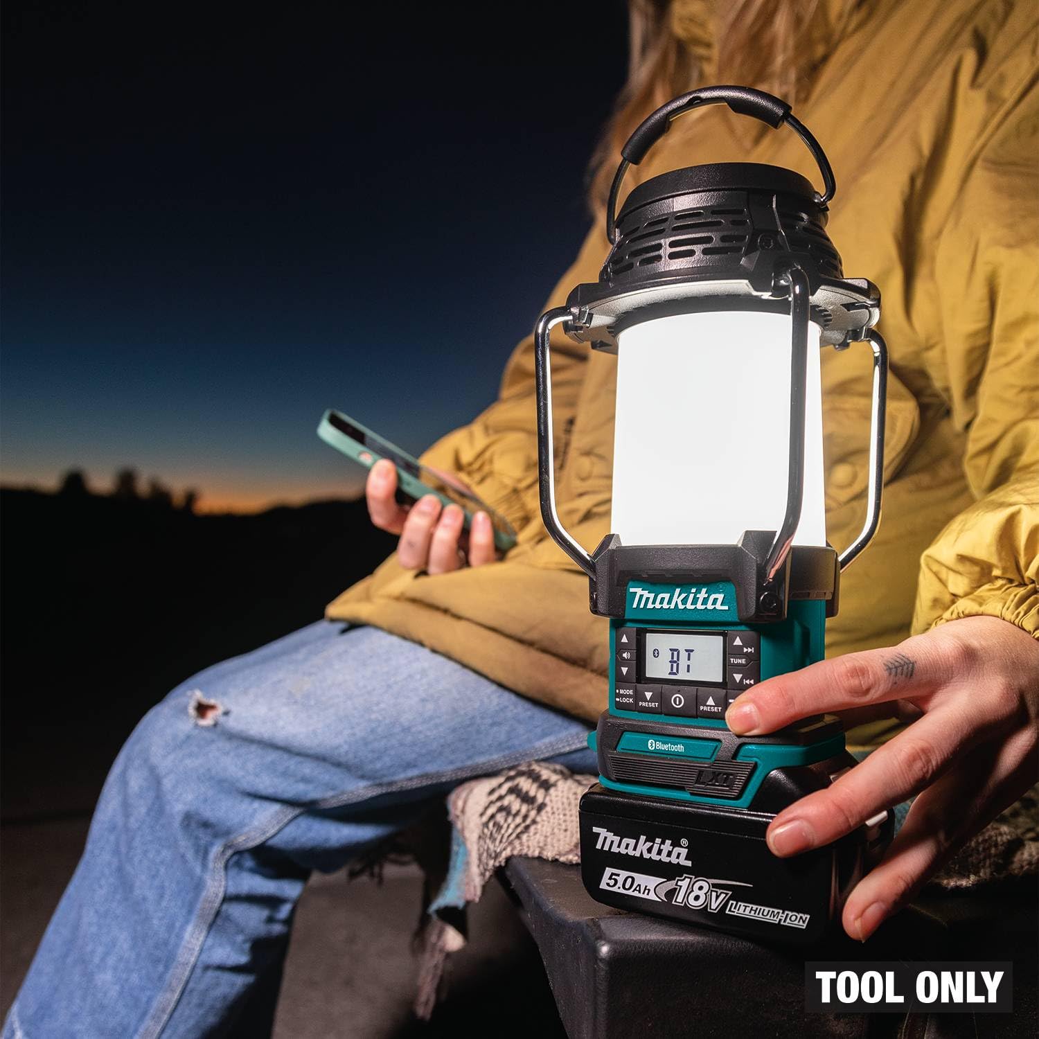 Makita XRM13 compact, lightweight design for easy transport.