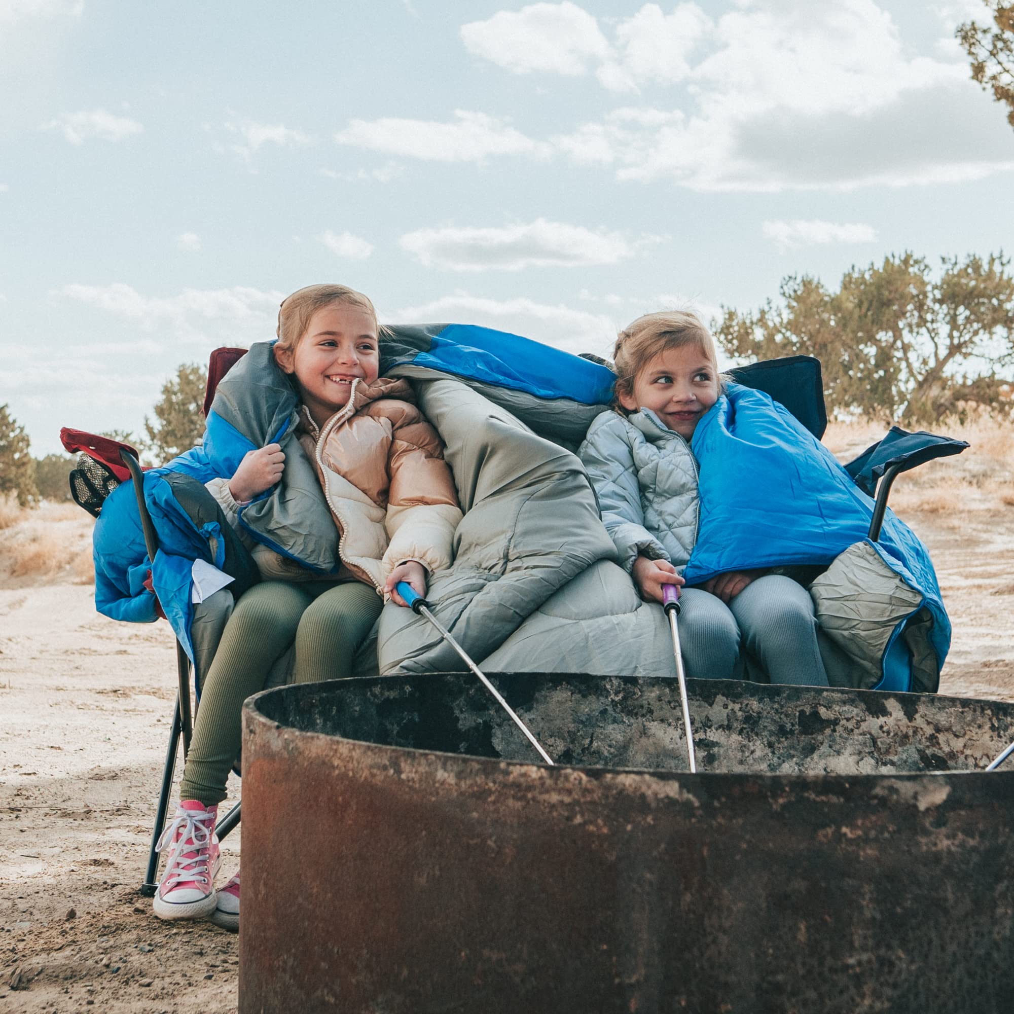 MalloMe sleeping bag in outdoor night setup for stargazing and rest.