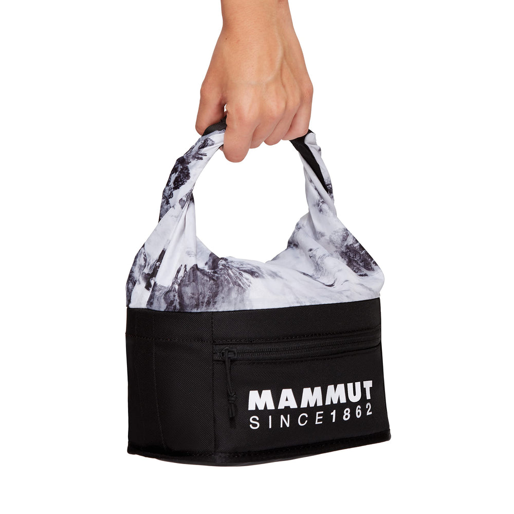 Mammut Boulder Chalk Bag with protected zipper compartment guards your phone from dust