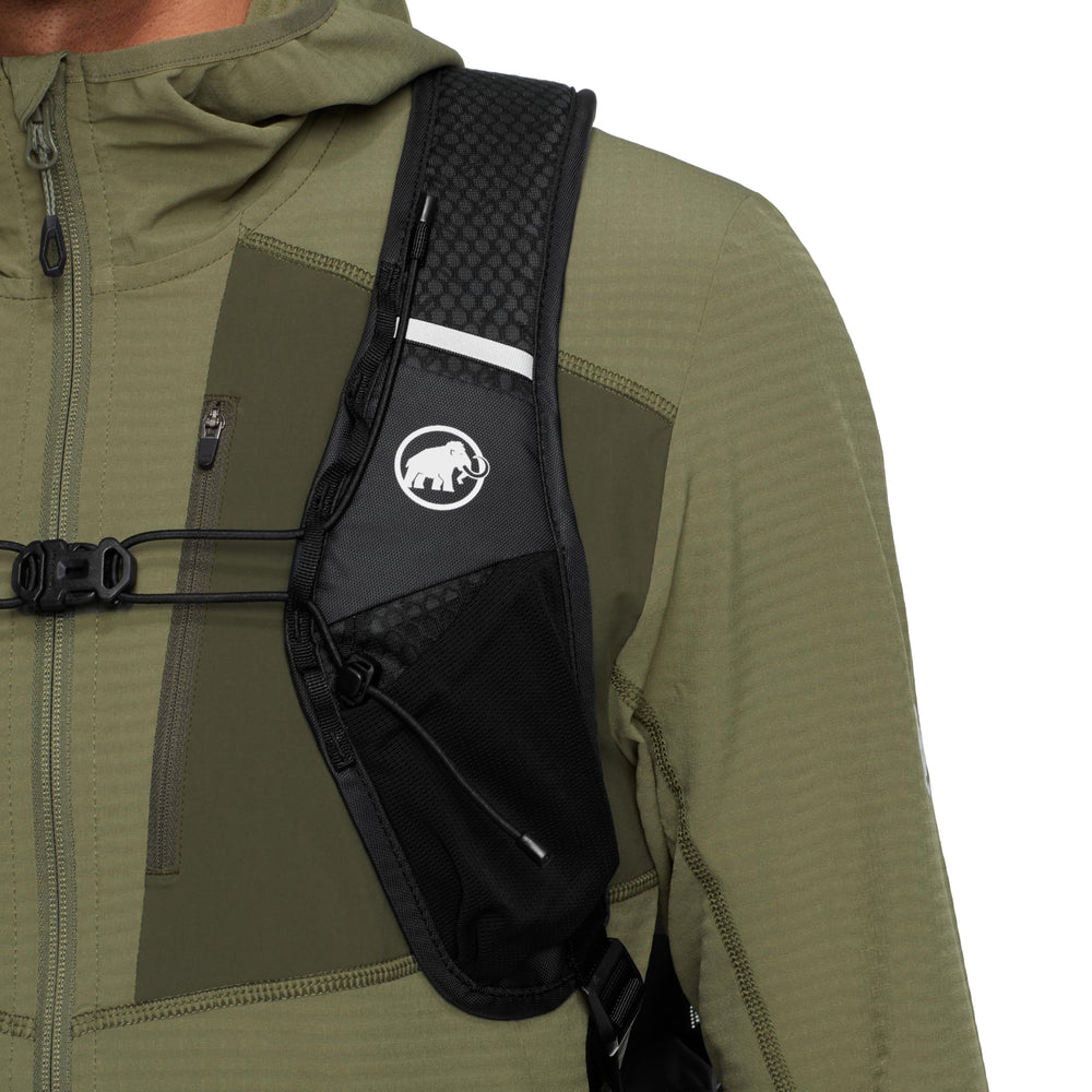 Mammut Ducan 22L internal pocket secures valuables during adventures