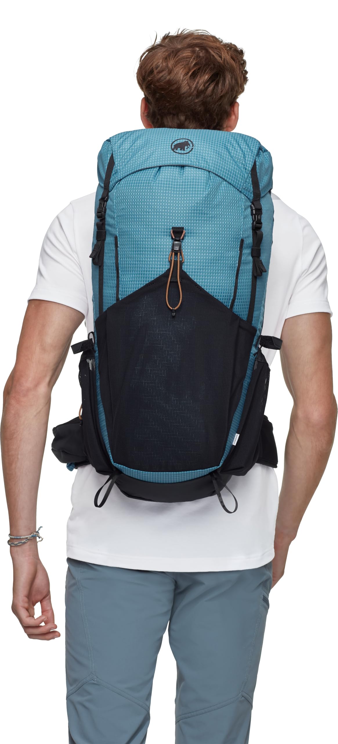 Hydration system compatibility in Mammut Ducan 26L for easy water access.