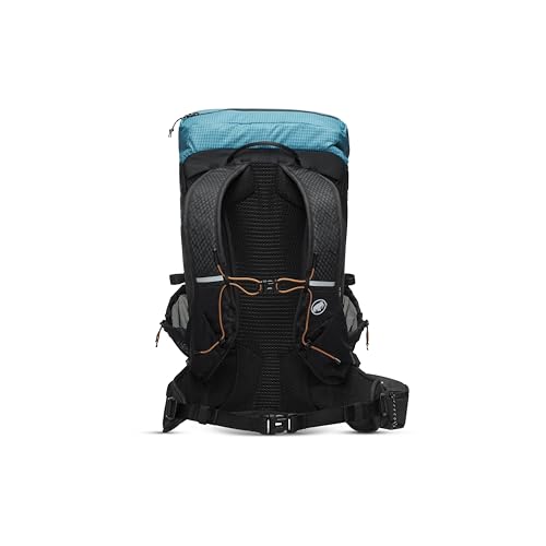 Detachable rain cover on Mammut Ducan 26L keeps gear dry.
