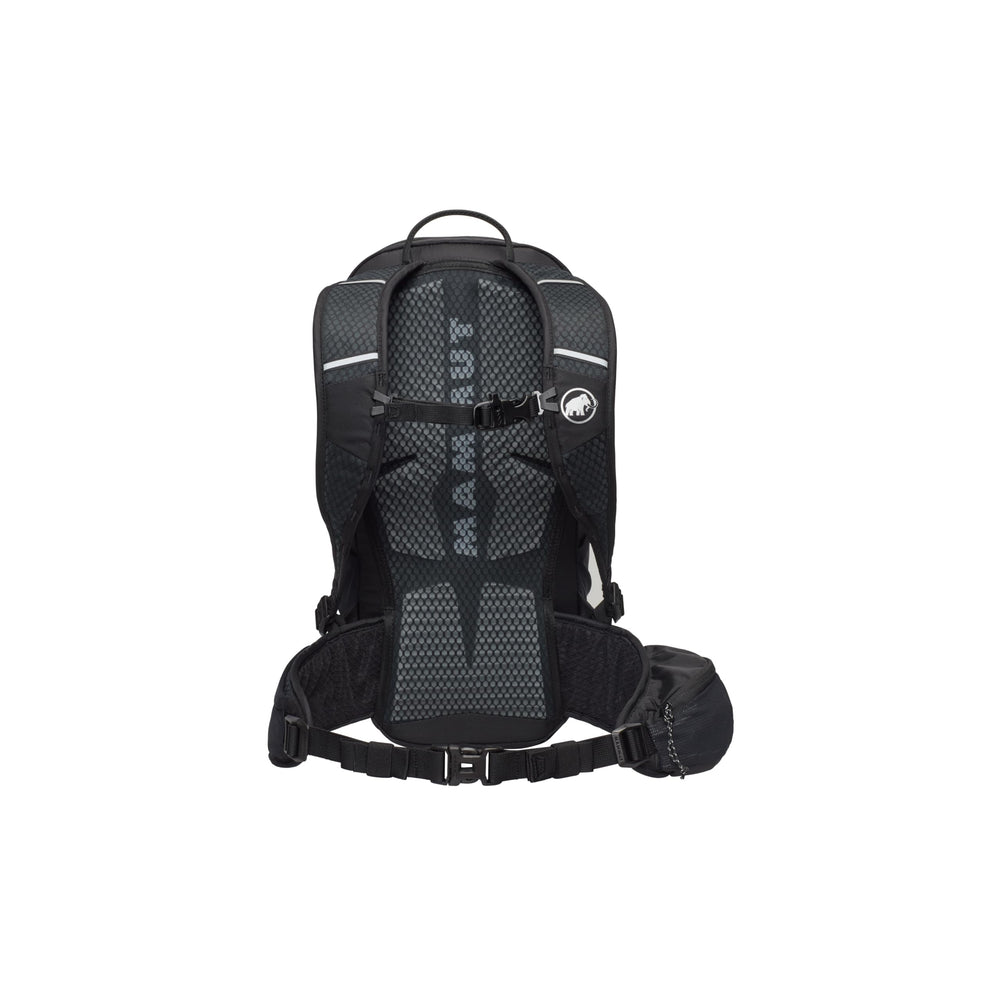 Mammut Lithium 15 Women rain cover stowed; ready for sudden weather