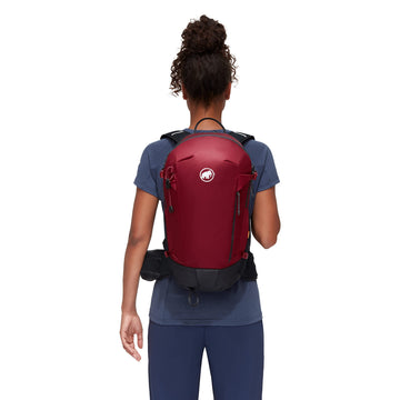 Mammut Lithium 20 hip belt pocket folds over for phone storage
