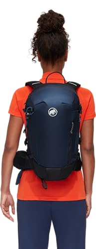 Mammut Lithium 20 rain cover is detachable for sudden rain protection