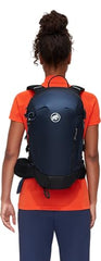 Mammut Lithium 20 rain cover is detachable for sudden rain protection