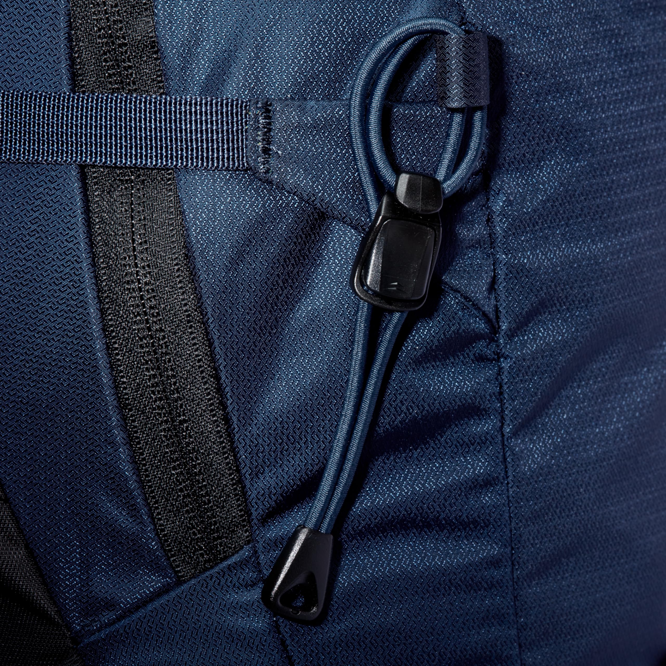 Mammut Lithium 20 side pockets hold small bottles securely