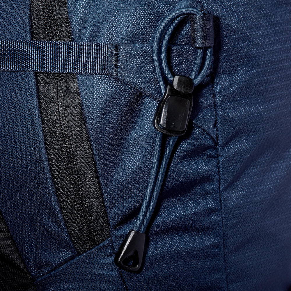Mammut Lithium 20 side pockets hold small bottles securely