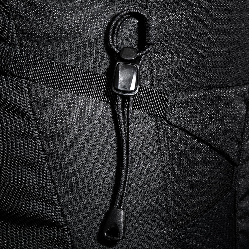 Mammut Lithium 30 hip belt zipper pocket keeps small items secure.
