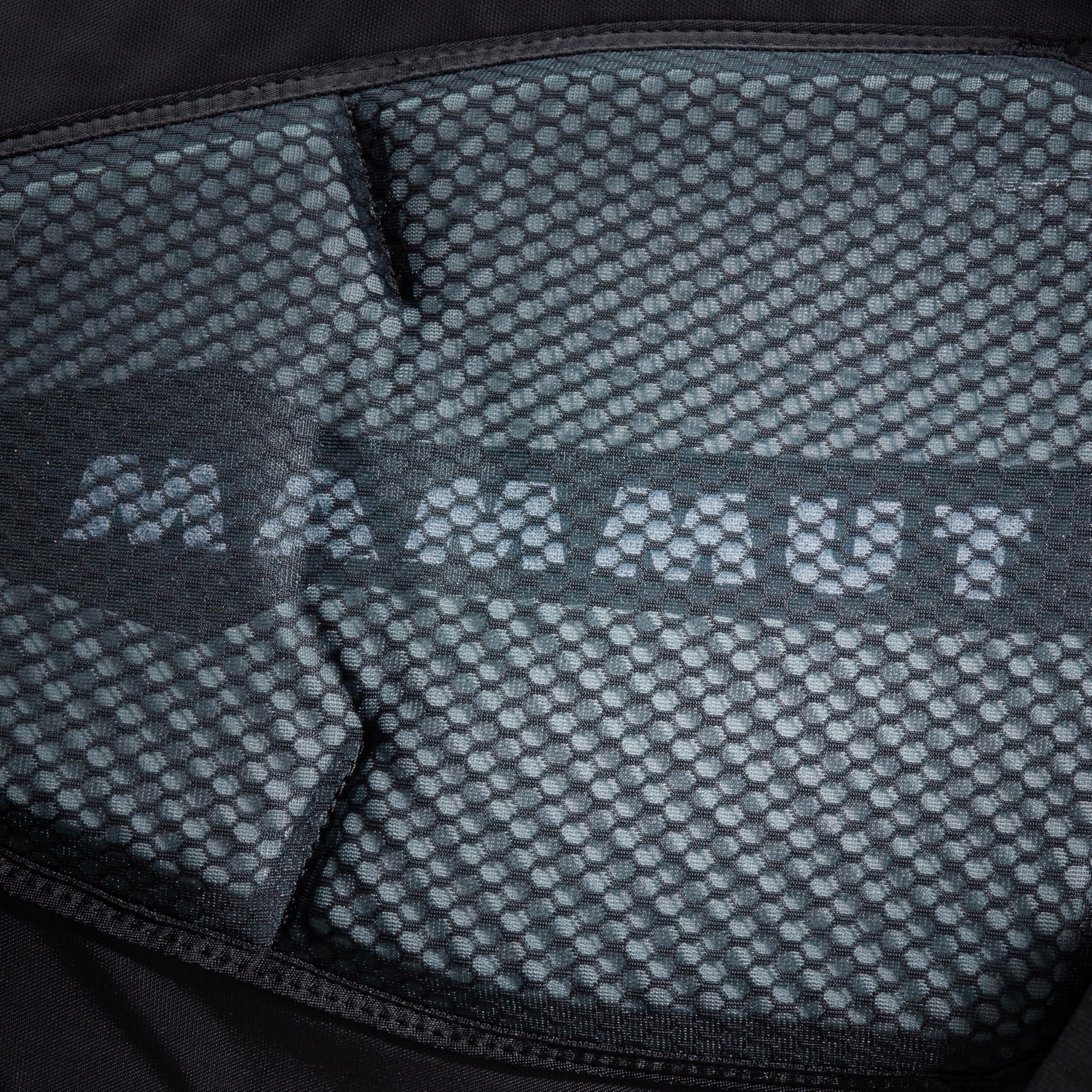 Mammut Lithium 30 hydration system compatibility supports on-the-go hydration.