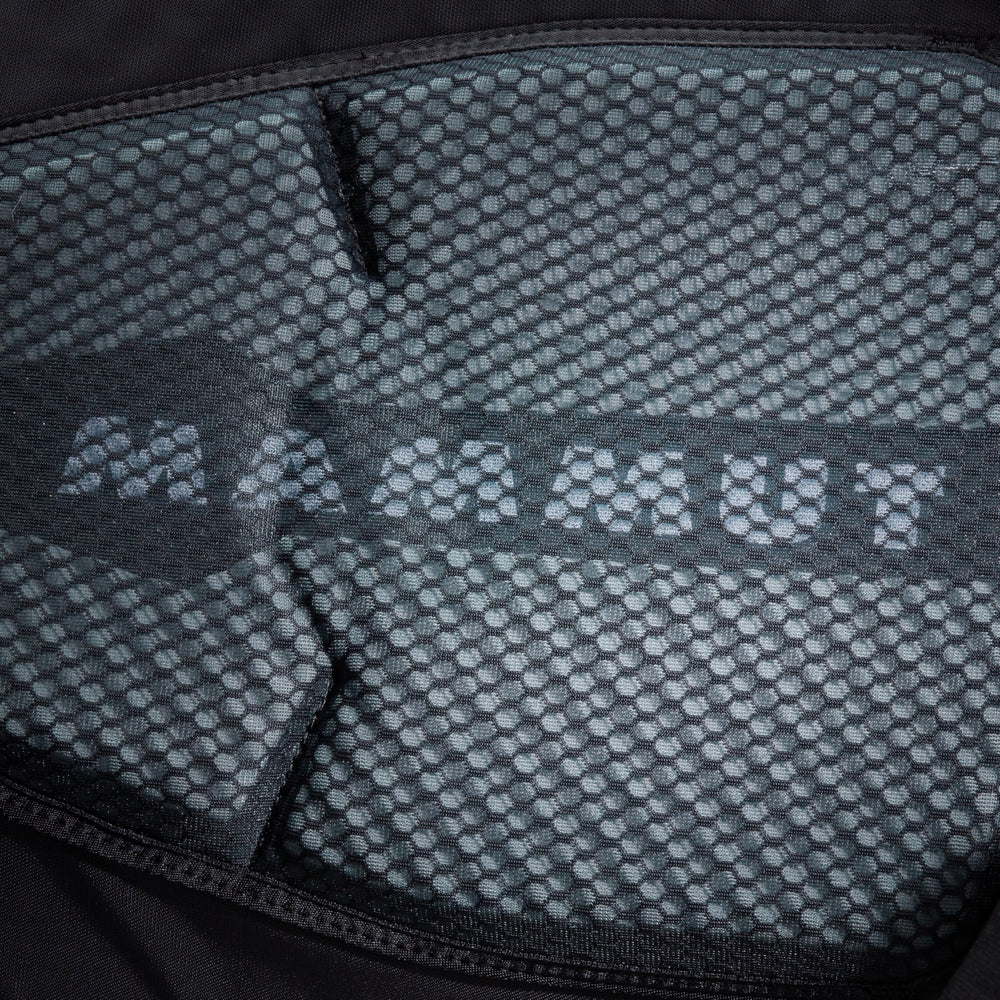 Mammut Lithium 30 hydration system compatibility supports on-the-go hydration.