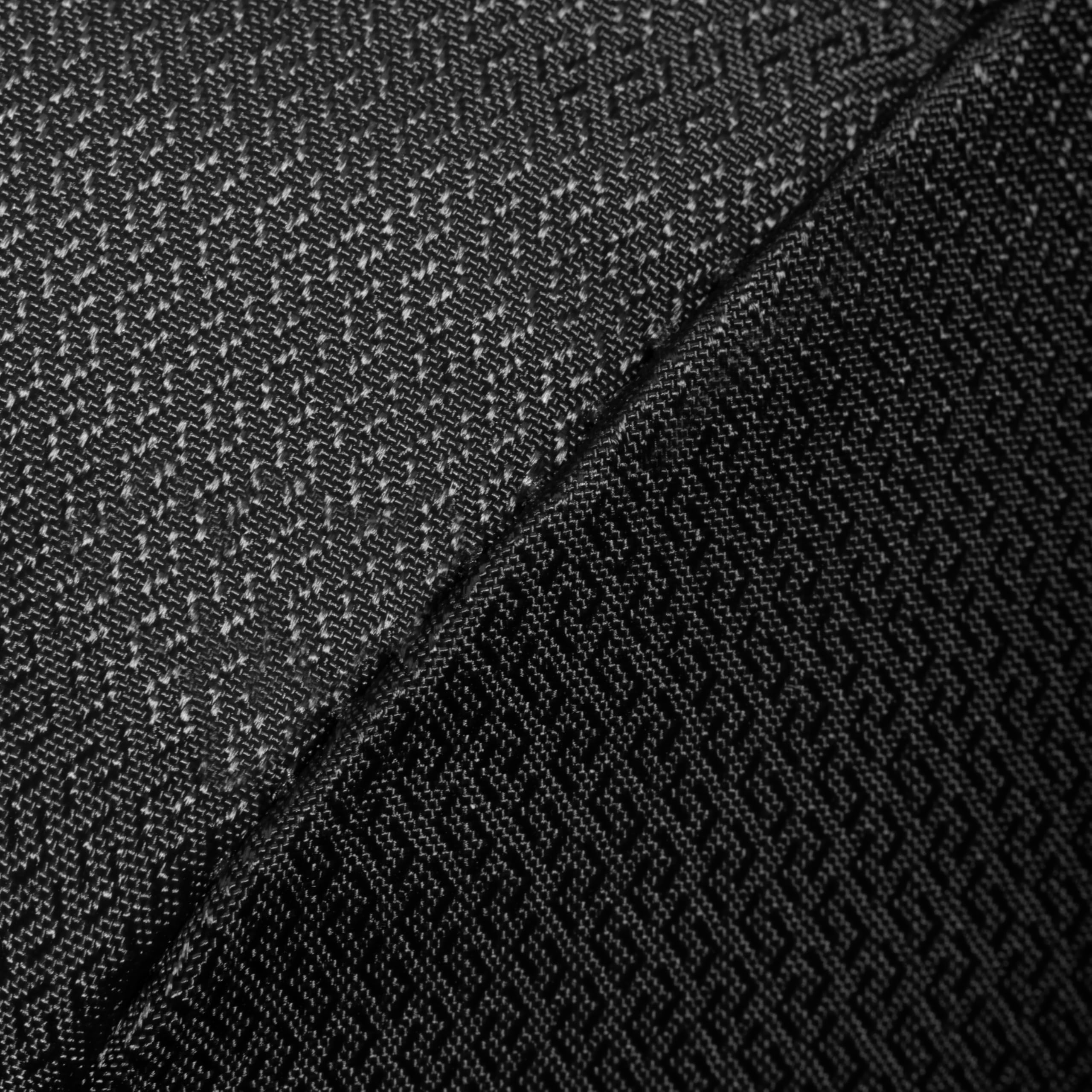 Mammut Lithium 30 mesh side pockets allow reach while walking.