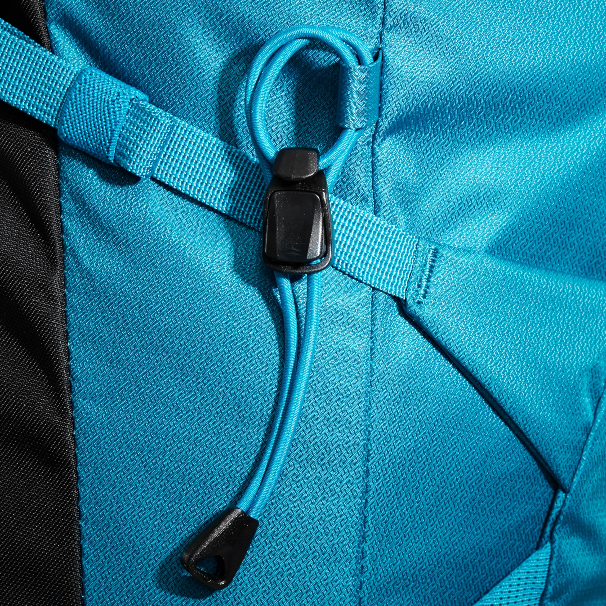 Mammut Lithium 30 forward-pull hip belt for adjustable comfort.