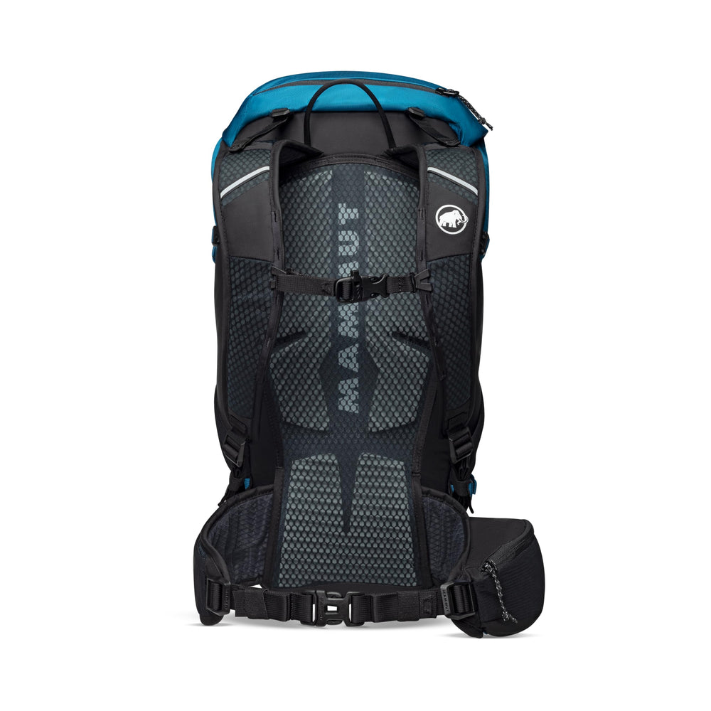 Mammut Lithium 30 mesh side pockets provide quick access while walking.