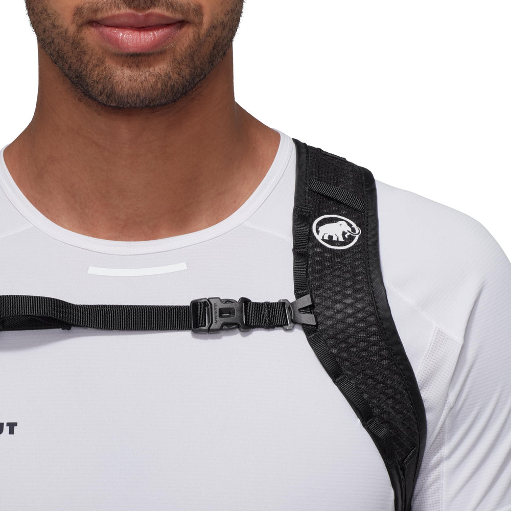 Mammut Neon Light backpanel image conveys comfortable contact support.