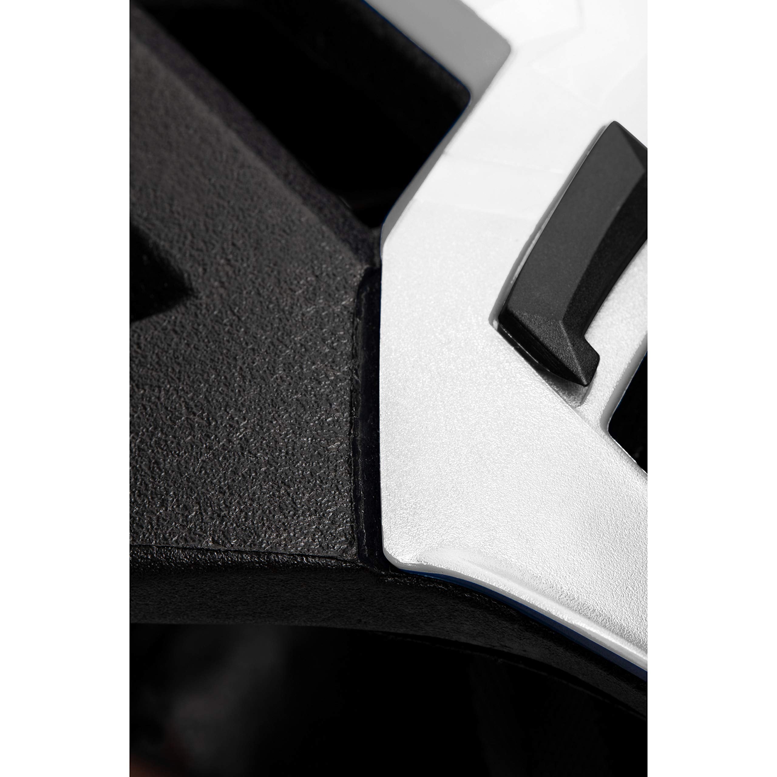 Bright airflow vents on the Mammut Wall Rider for airflow.