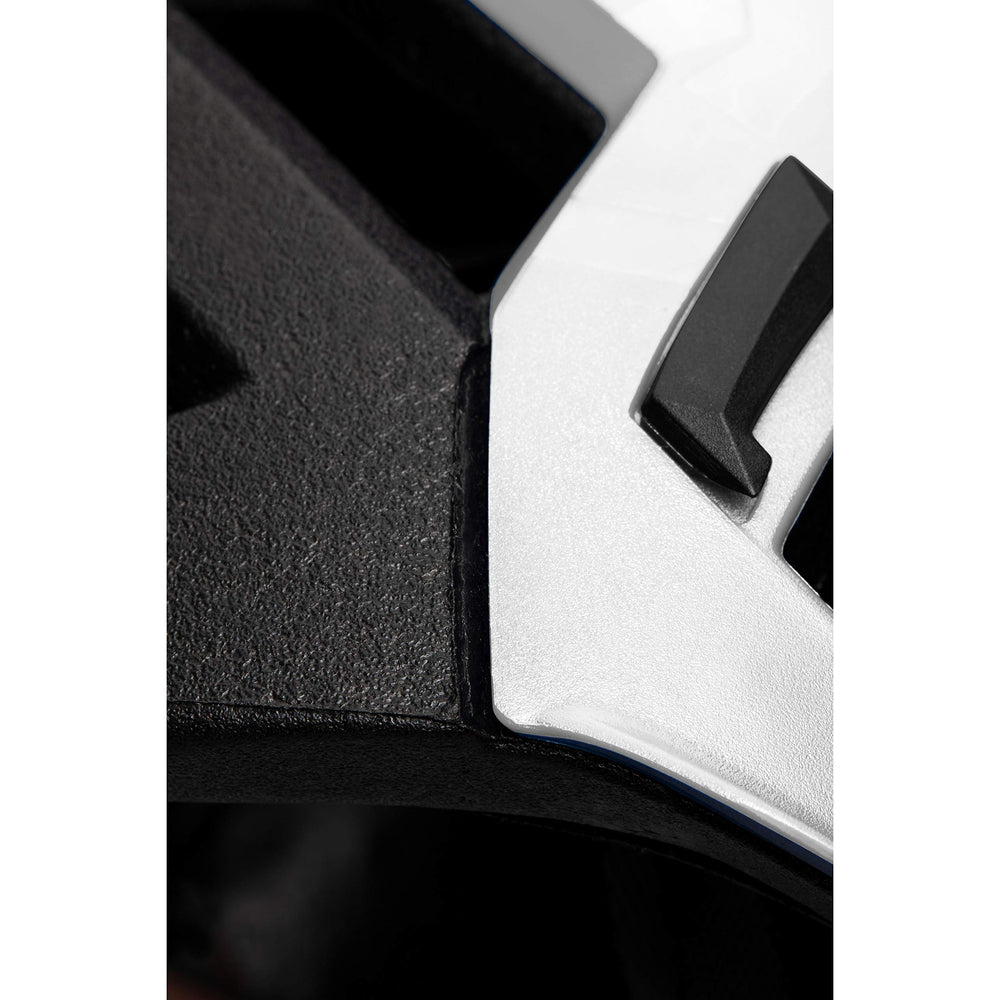 Bright airflow vents on the Mammut Wall Rider for airflow.