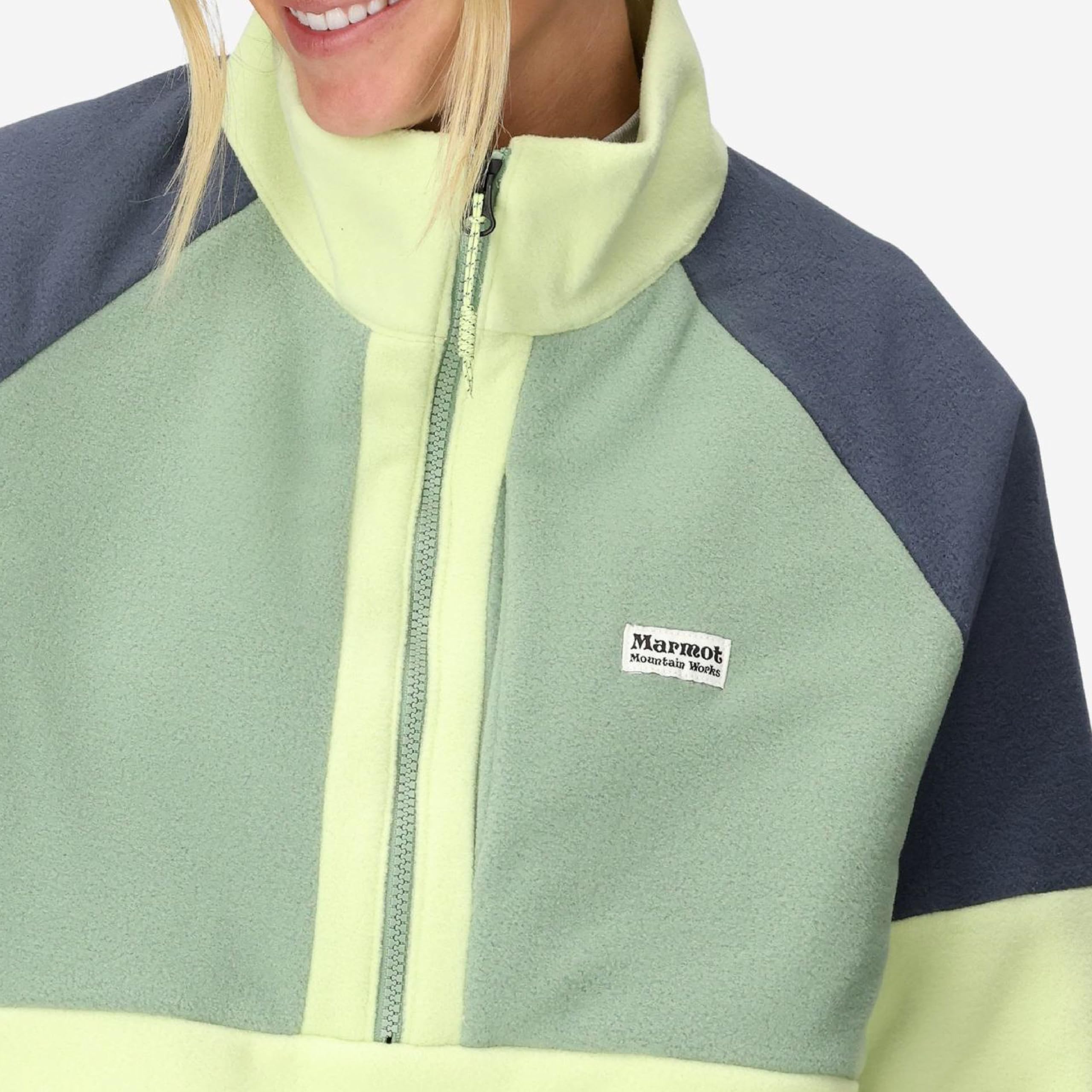 MARMOT Retro Rocklin handwarmer pockets detail for easy warmth on the go.
