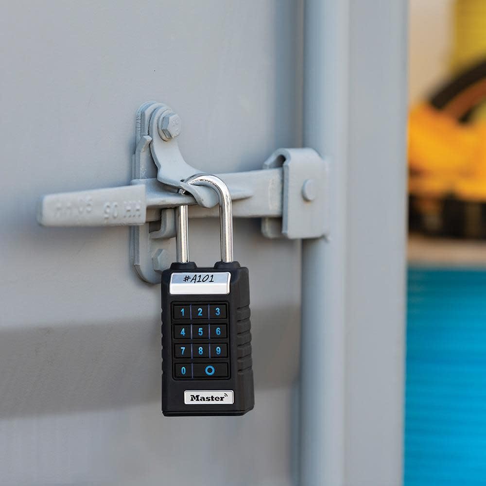 Master Lock 6400EURLJENT boron alloy shackle close-up resisting cutting
