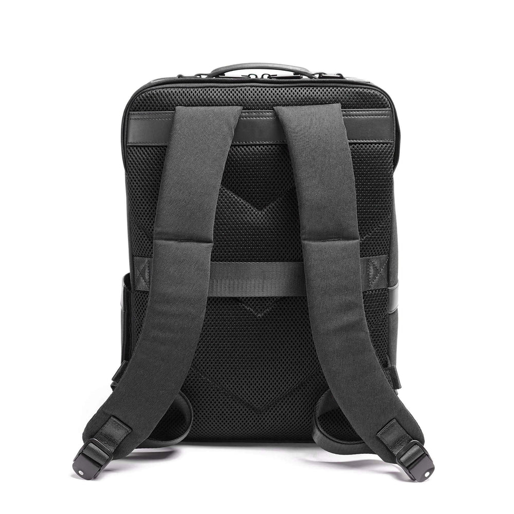 Maverick & Co Forte Light Backpack Black side pocket for quick access