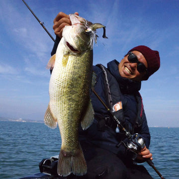 Bottom-attached blade provides enhanced action and fish-attracting motion.