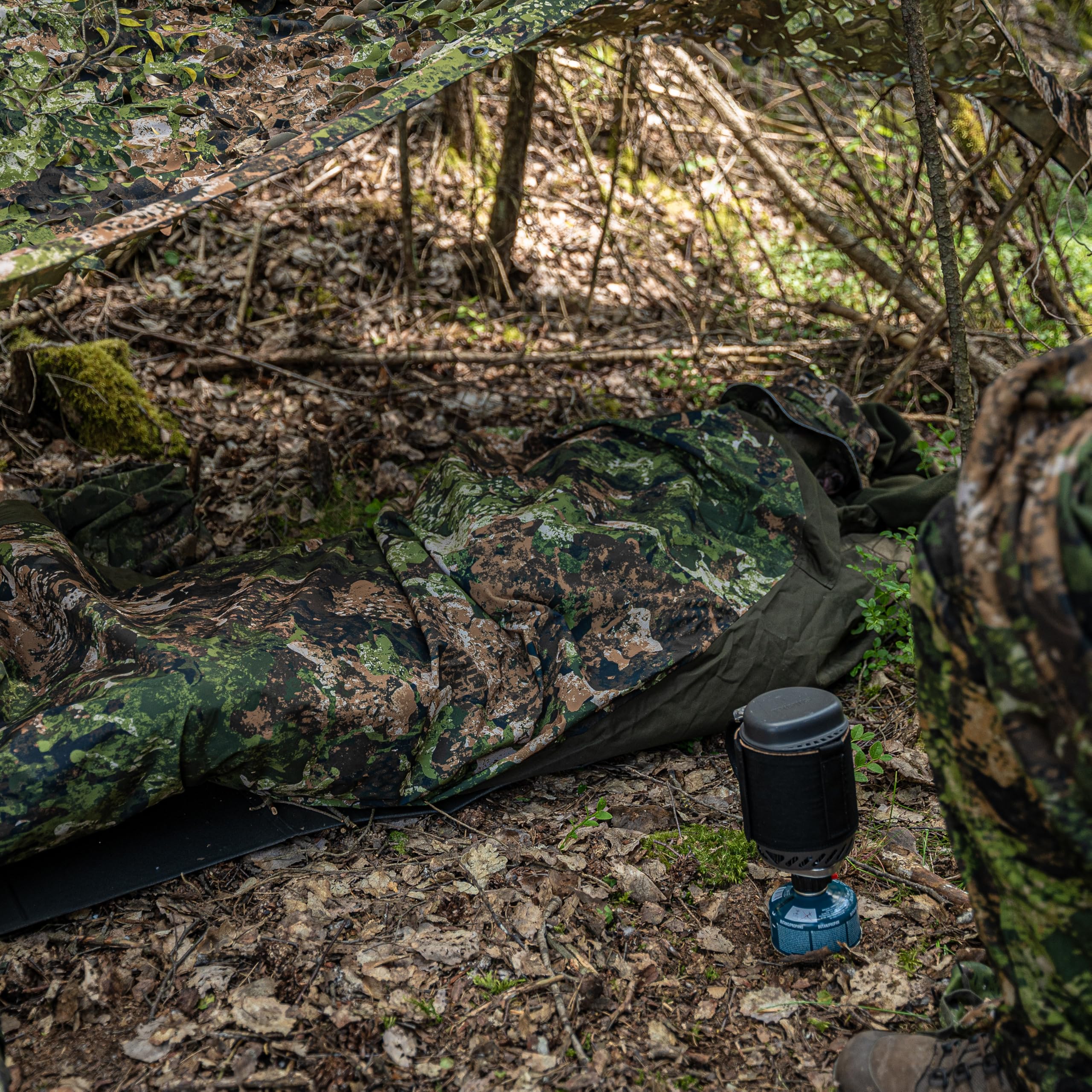 Mil-Tec trilaminate cover fits many sleeping bags for flexible use