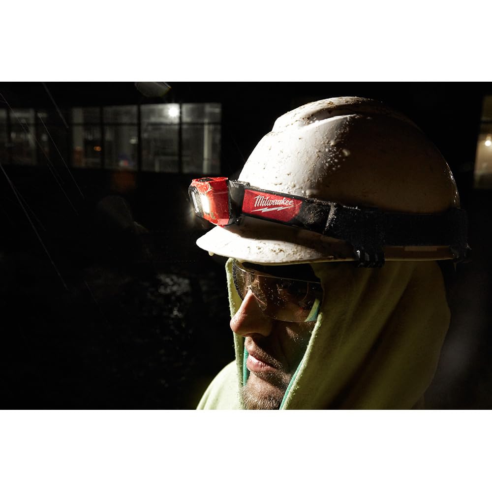 Milwaukee 2104 flood and spot beam combo supports broad area and focused tasks.