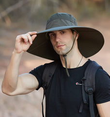 MINAKOLIFE UPF50 sun protection hat shields face and neck during sunny outdoor activities.