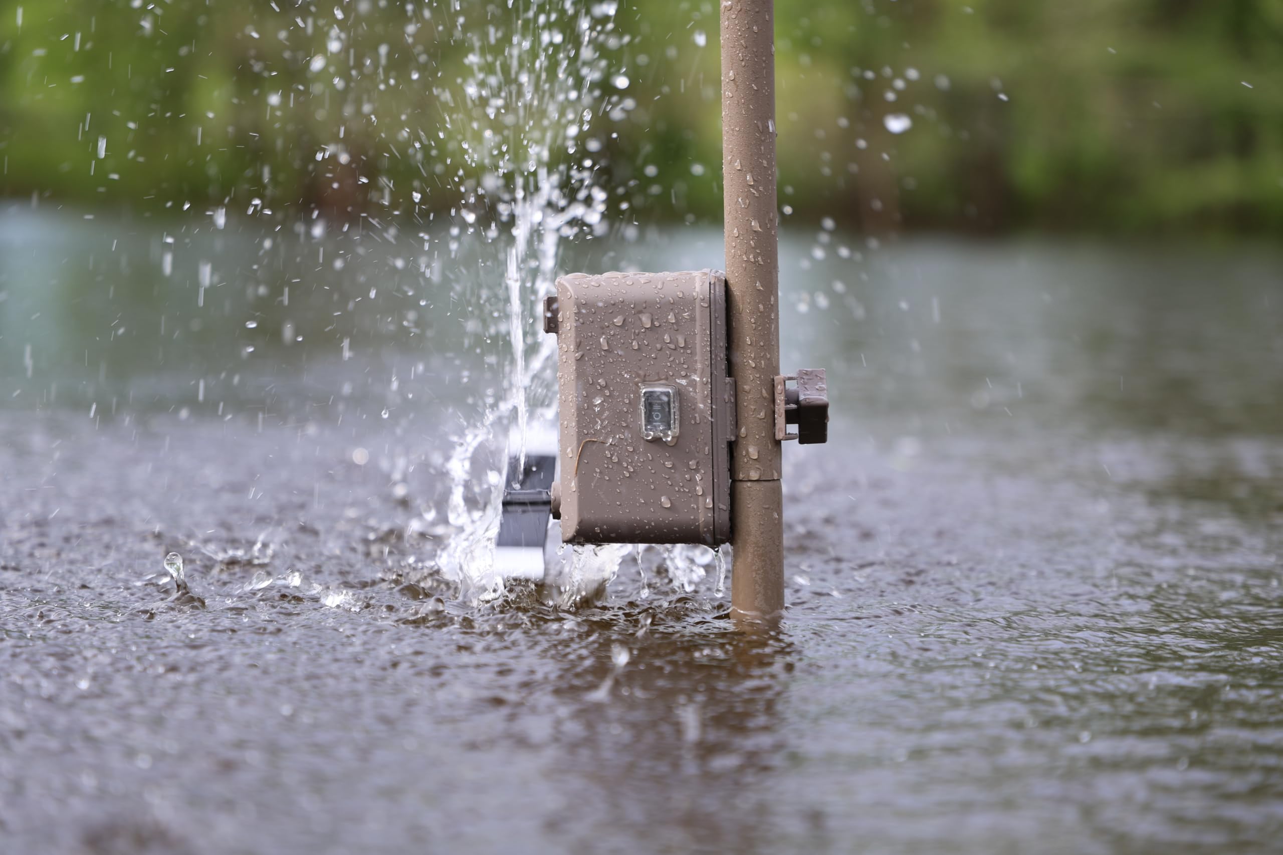 MOJO Outdoors Triple Whammy droplet projection boosts visibility when sunlight hits the water.