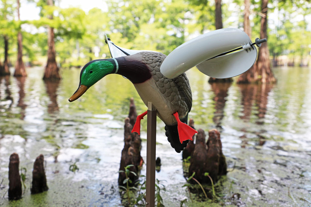 MOJO Outdoors Wind Duck includes a support pole for quick, secure setup.