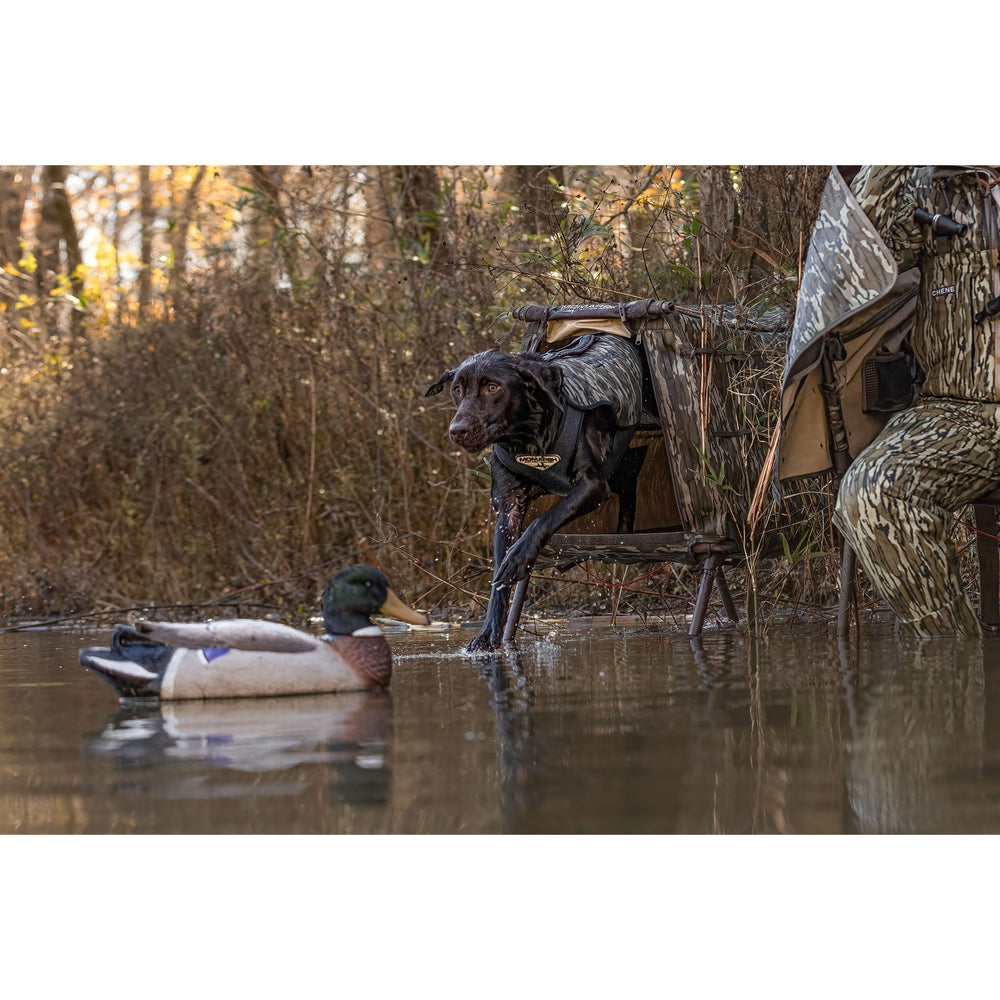 Momarsh Invisi Lab Dog Blind door-toggle-open helps maintain open position.